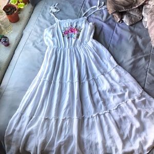 Sundress with flower embroidery! Ideal for a walk in the garden!